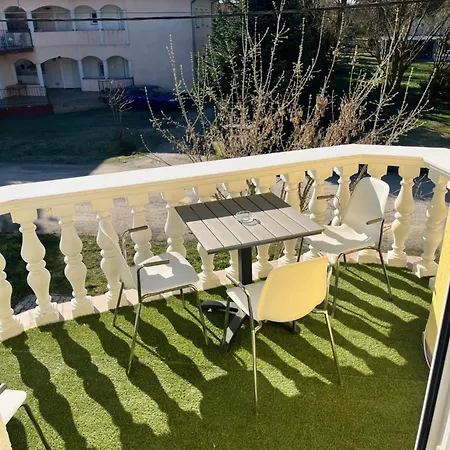 3 Barat Apartament Kehidakustány